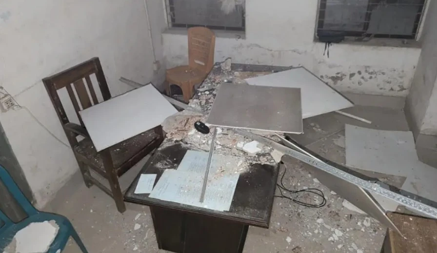 থানায় ছাদের পলেস্তারা ধসে পুলিশ কর্মকর্তা আহত